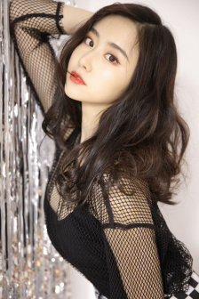 两个女孩子开车细写